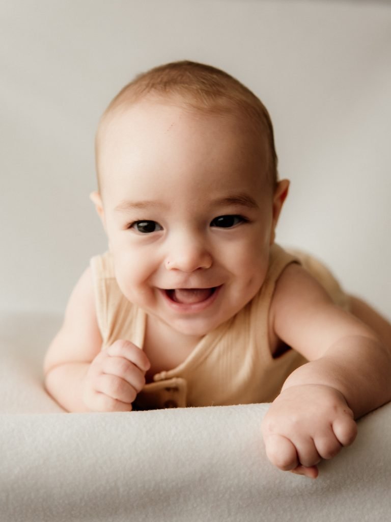 Fotografía newborn natural y familiar en Villena y Alicante, capturando emociones auténticas y momentos únicos.